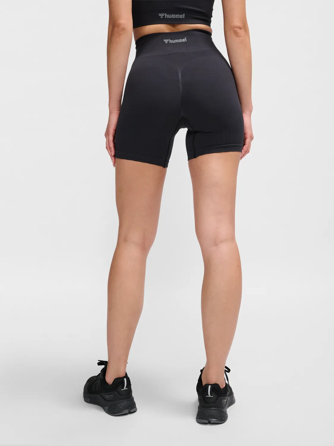 hmlMT Scrunch Shorts with Seaml Define Design